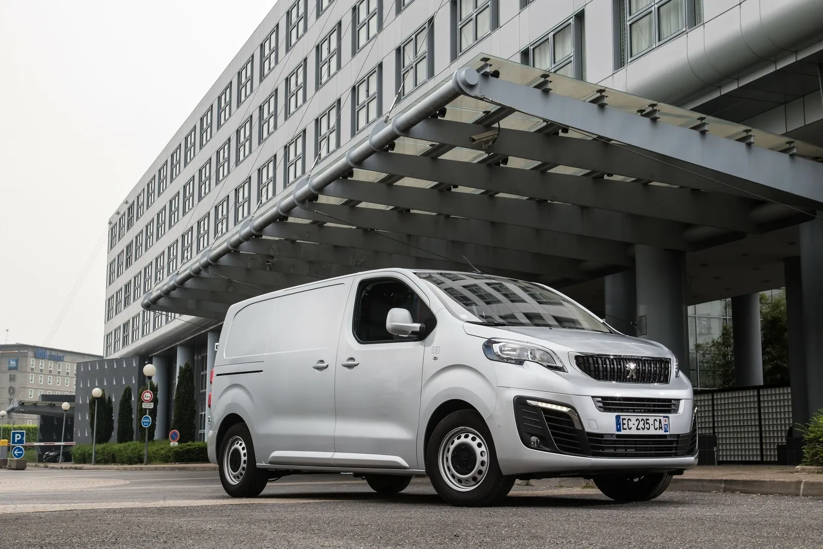 Platz 6: Auf gleichem Niveau wie der Citroen liegt der Peugeot Expert mit gleichem 122-PS-Diesel.