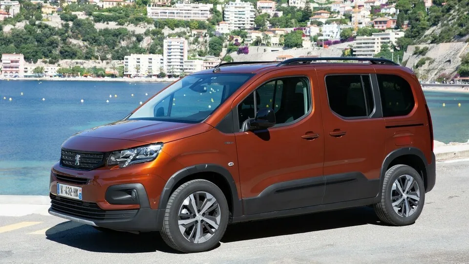 Der Peugeot Rifter kommt im Betriebskosten-Vergleich der Hochdachkombis am besten weg.