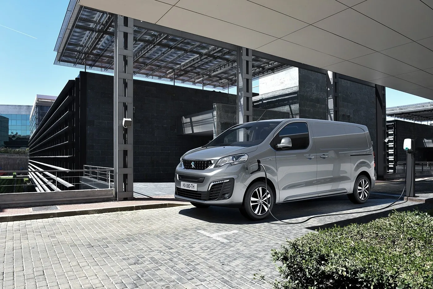 Peugeot e-Expert L2 75 kWh: Da liegen die Geschwister nah beieinander. Rund 1.540 Euro Wartungskosten sind es beim Peugeot …