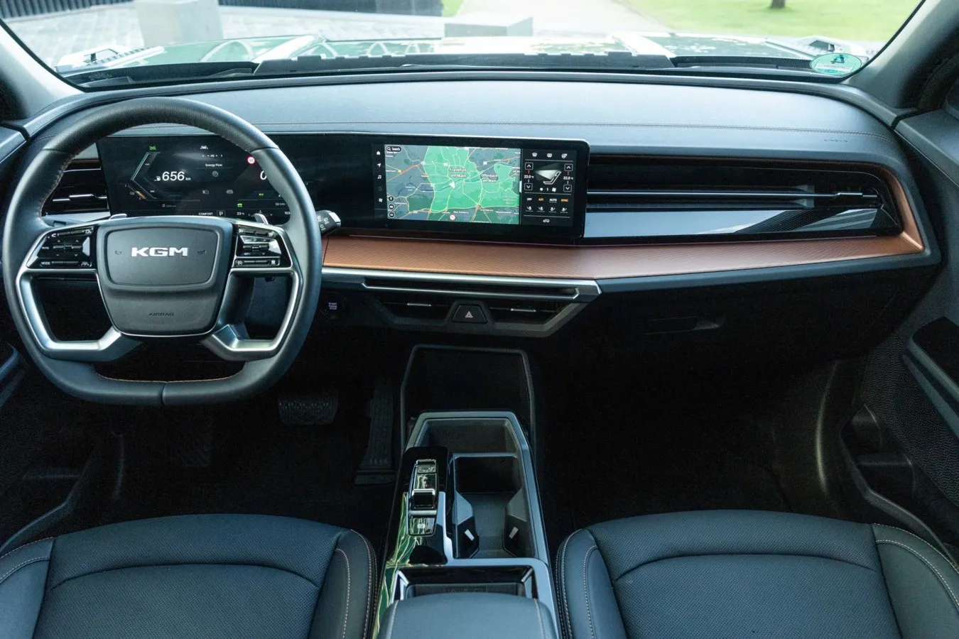 Das Cockpit wird von einer 12,3-Zoll-Instrumentenanzeige und einem zentralem 12,3-Zoll-Touchscreeen dominiert.