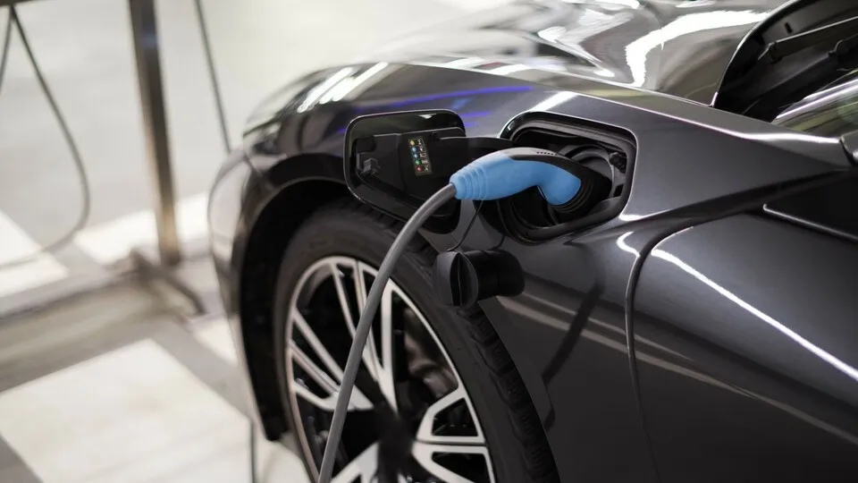 Das Laden von Elektrofahrzeugen ist zu verschiedenen Zeiten unterschiedlich teuer. Mit Chargepilot sollen Flotten ihre Kosten um bis zu 30 Prozent senken können.