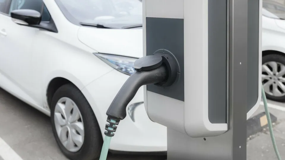 Vollelektrische Pkw (BEV) treiben den Neuzulassungsmarkt einmal mehr an.