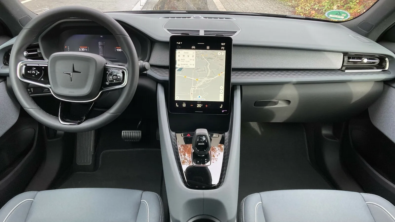 12,3-Zoll-Digitalinstrumente, 11,15-Zoll-Touchscreen und optische Verwandtschaft zur Schwestermarke Volvo – auch im Interieur bleibt alles wie gehabt.