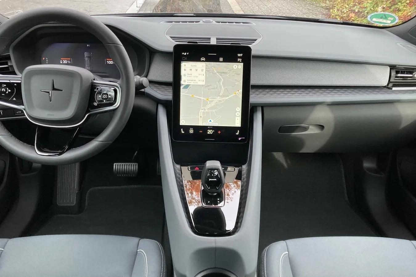 12,3-Zoll-Digitalinstrumente, 11,15-Zoll-Touchscreen und optische Verwandtschaft zur Schwestermarke Volvo – auch im Interieur bleibt alles wie gehabt.