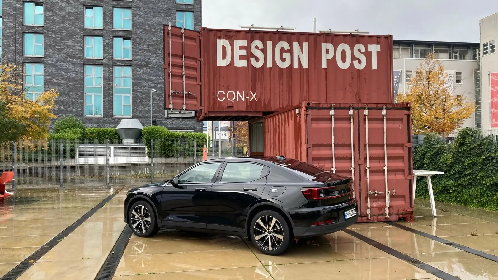 Große Räder, fünf Türen und Crossover-Anleihen. Der Polestar 2 kommt auch in den schwächeren Versionen mit Charakter daher.