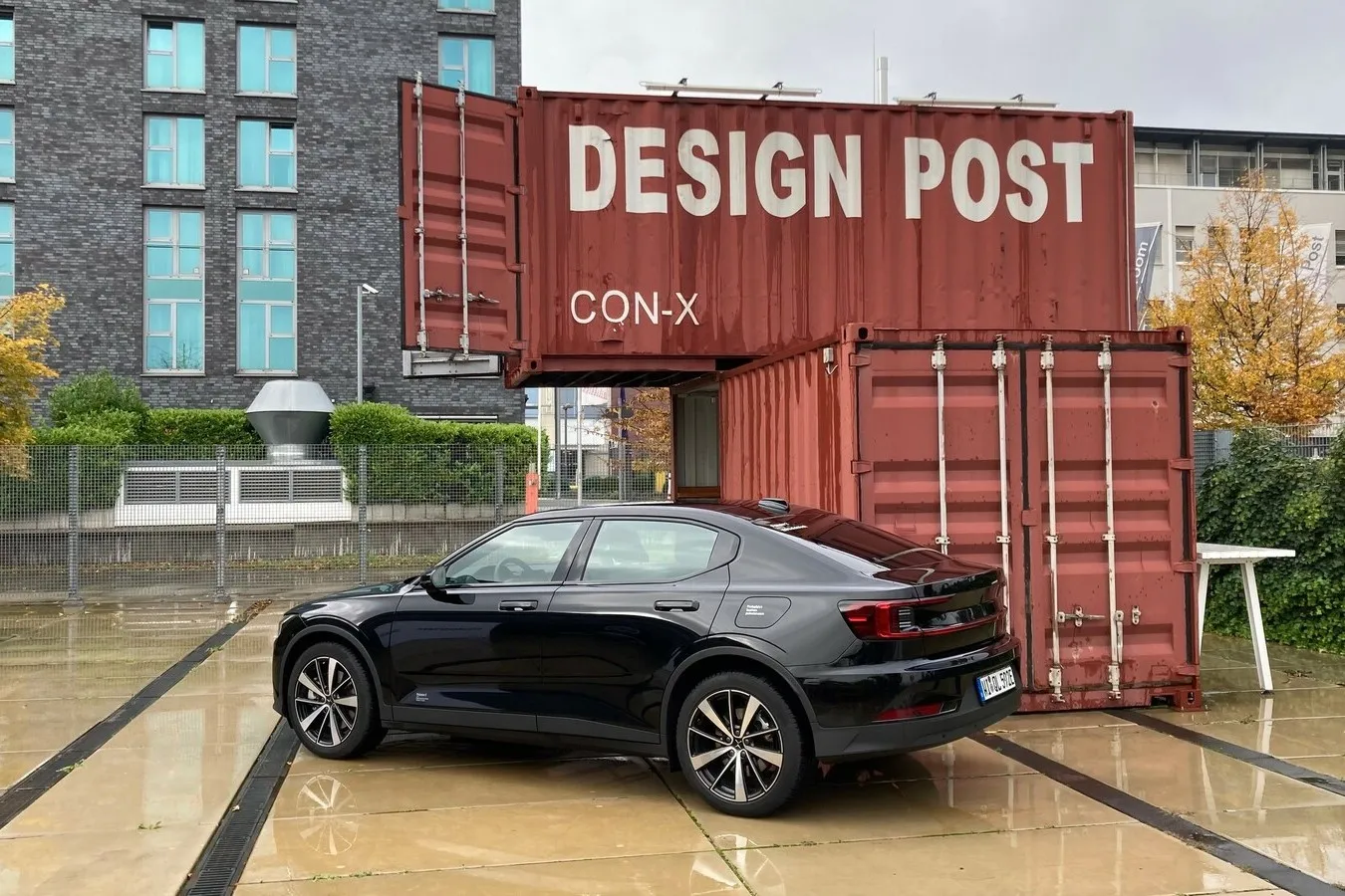 Große Räder, fünf Türen und Crossover-Anleihen. Der Polestar 2 kommt auch in den schwächeren Versionen mit Charakter daher.