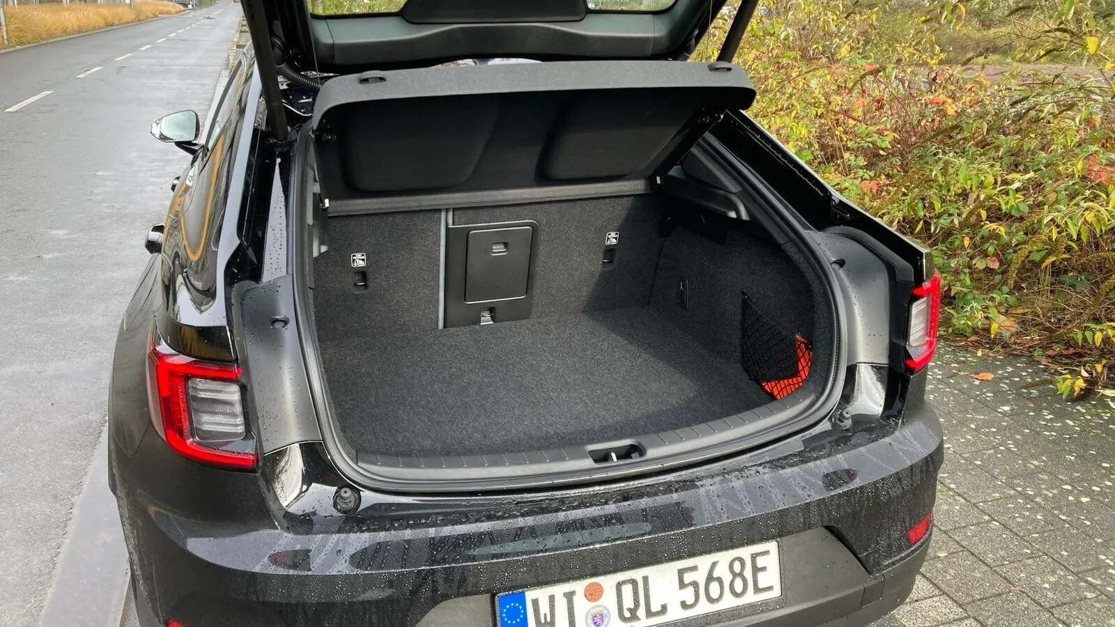 405 bis 1.095 Liter Gepäck fasst der Kofferraum das Polestar 2, dazu kommen 35 bis 41 Liter unter der Fronthaube.