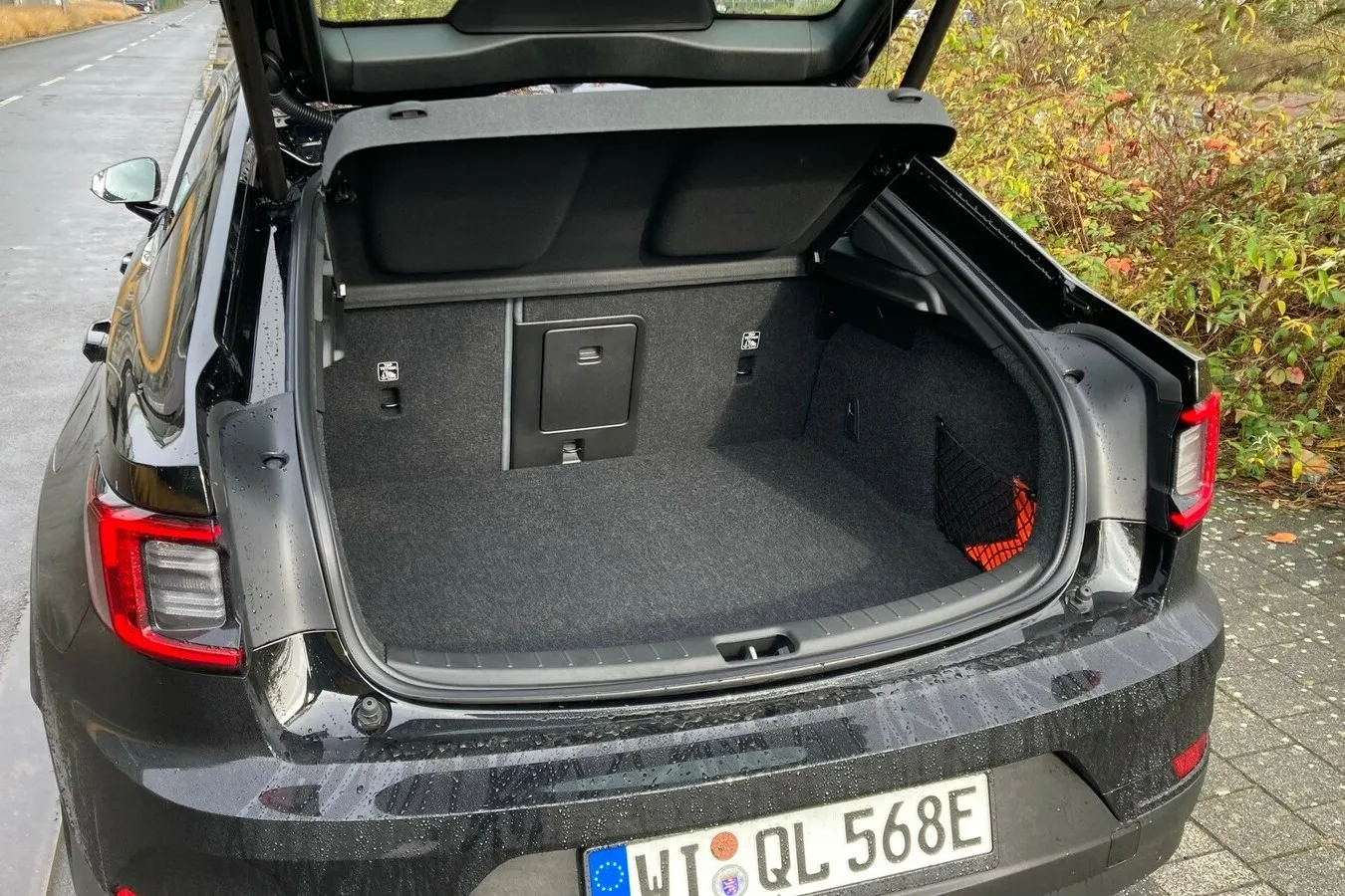 405 bis 1.095 Liter Gepäck fasst der Kofferraum das Polestar 2, dazu kommen 35 bis 41 Liter unter der Fronthaube.