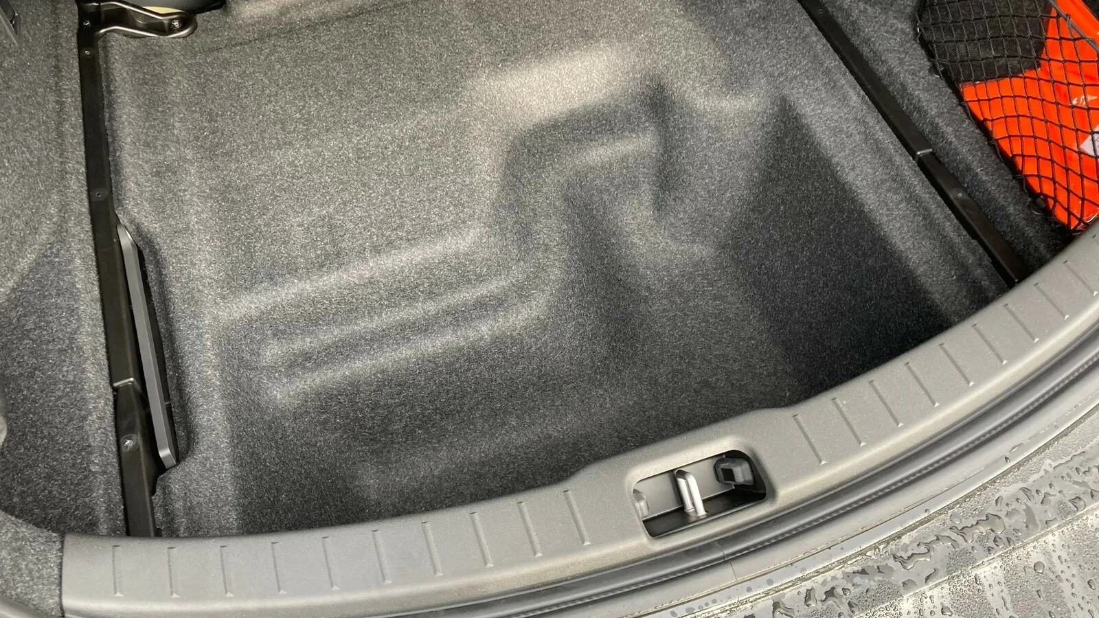 Die 41 Liter unter dem Ladeboden zählt Polestar im Gesamtladevolumen mit.