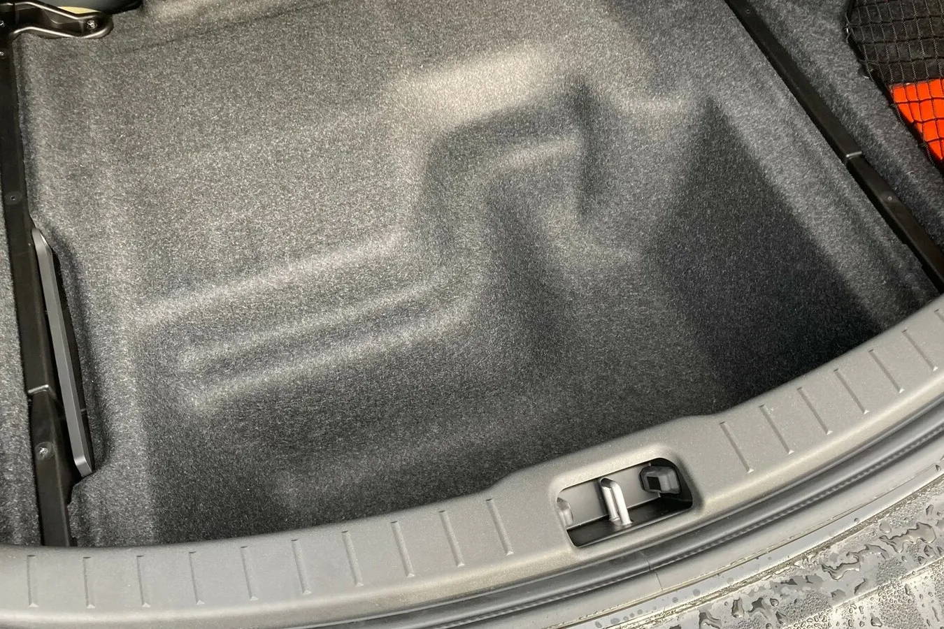 Die 41 Liter unter dem Ladeboden zählt Polestar im Gesamtladevolumen mit.