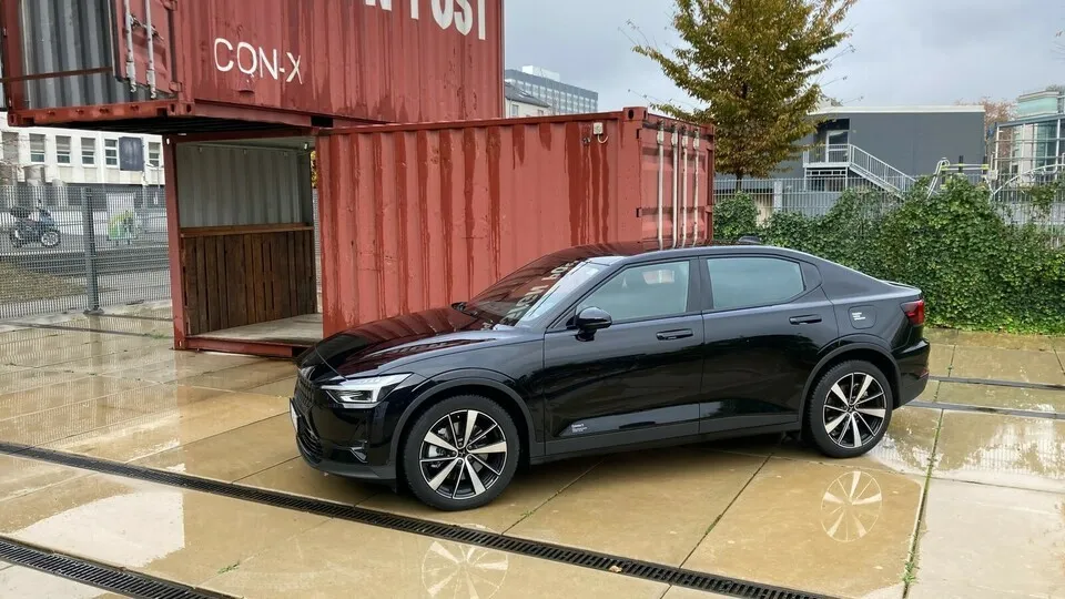 Den Polestar 2 gibt es jetzt auch mit einem Motor und Frontantrieb – optisch bleibt alles beim Alten.