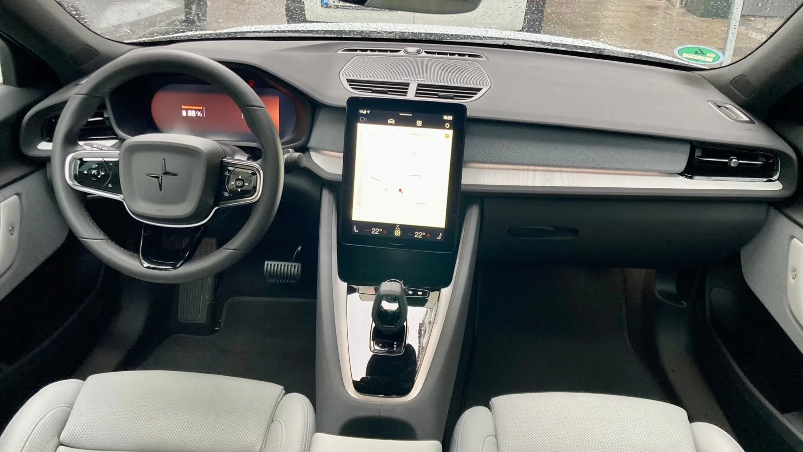 Auch im Interieur des Elektroautos aus dem Geely-Konglomerat bleibt alles beim Alten.