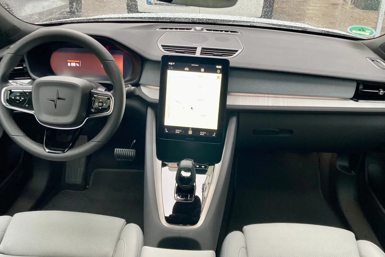 Auch im Interieur des Elektroautos aus dem Geely-Konglomerat bleibt alles beim Alten.