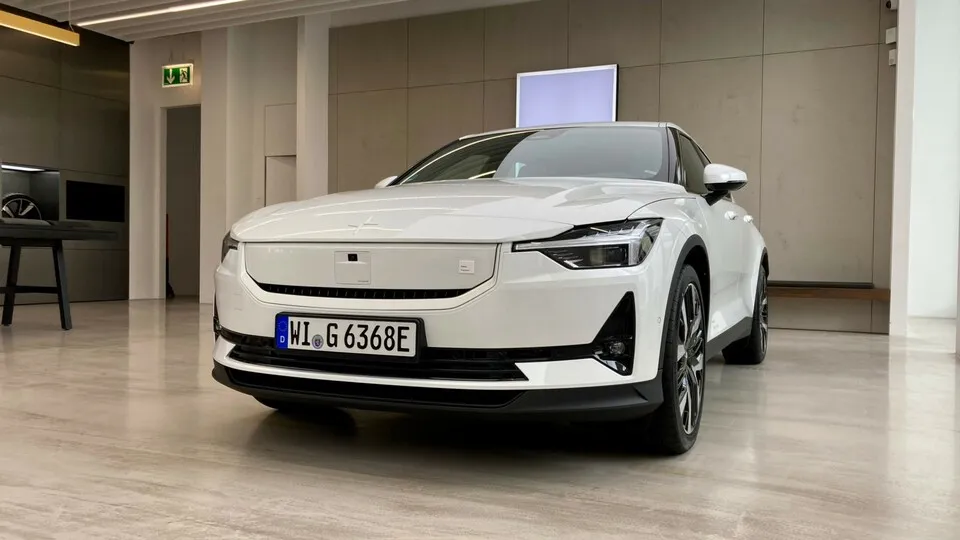 Polestar 2 Jahrgang ´24: Verkleideter Grill als äußeres Erkennungszeichen, die wahren Änderungen stecken unter dem Blech.