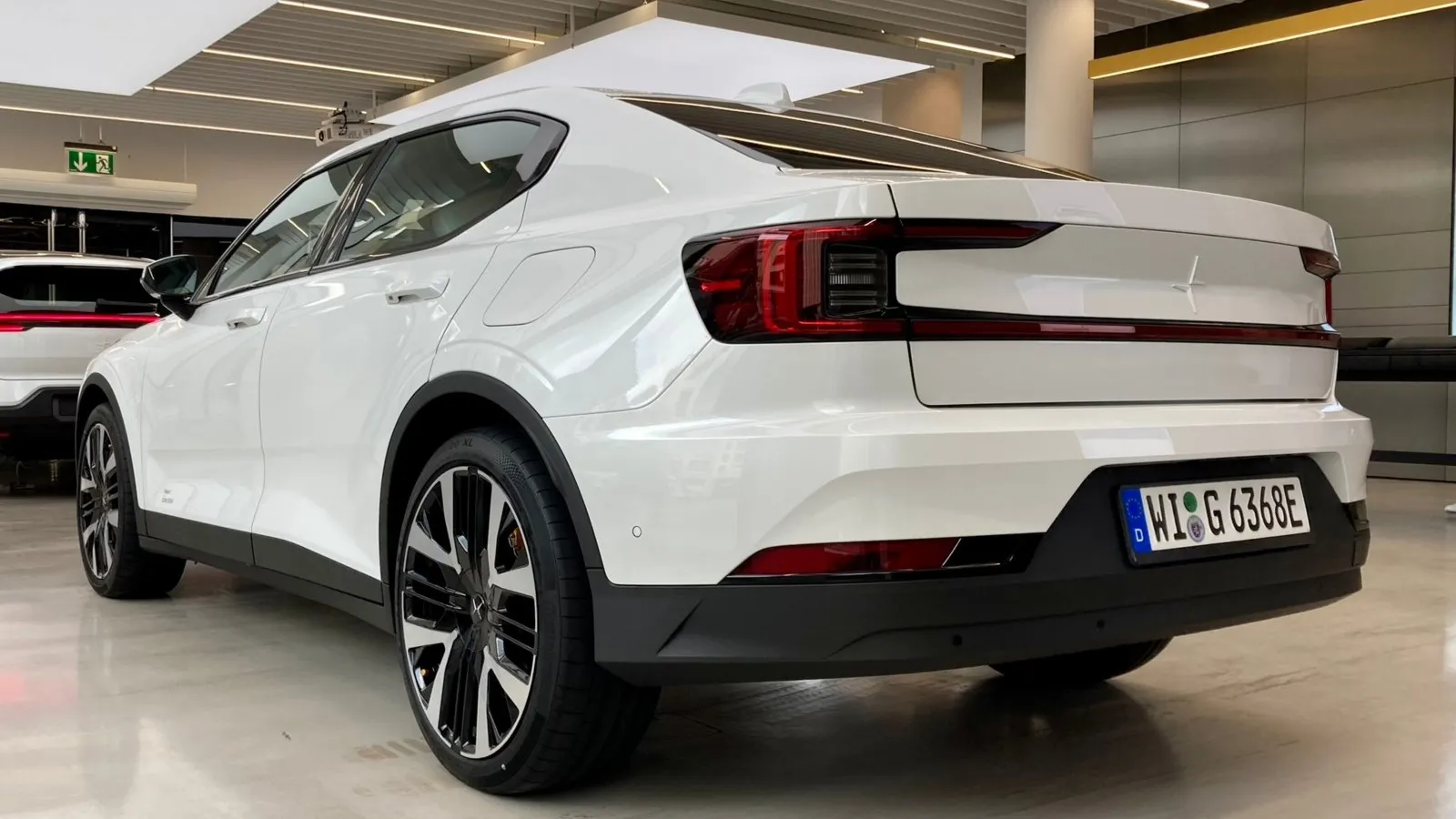 Keine Unterschiede am Heck: Die Polestar-Limousine kommt weiter mit vier Türen und großer Heckklappe.