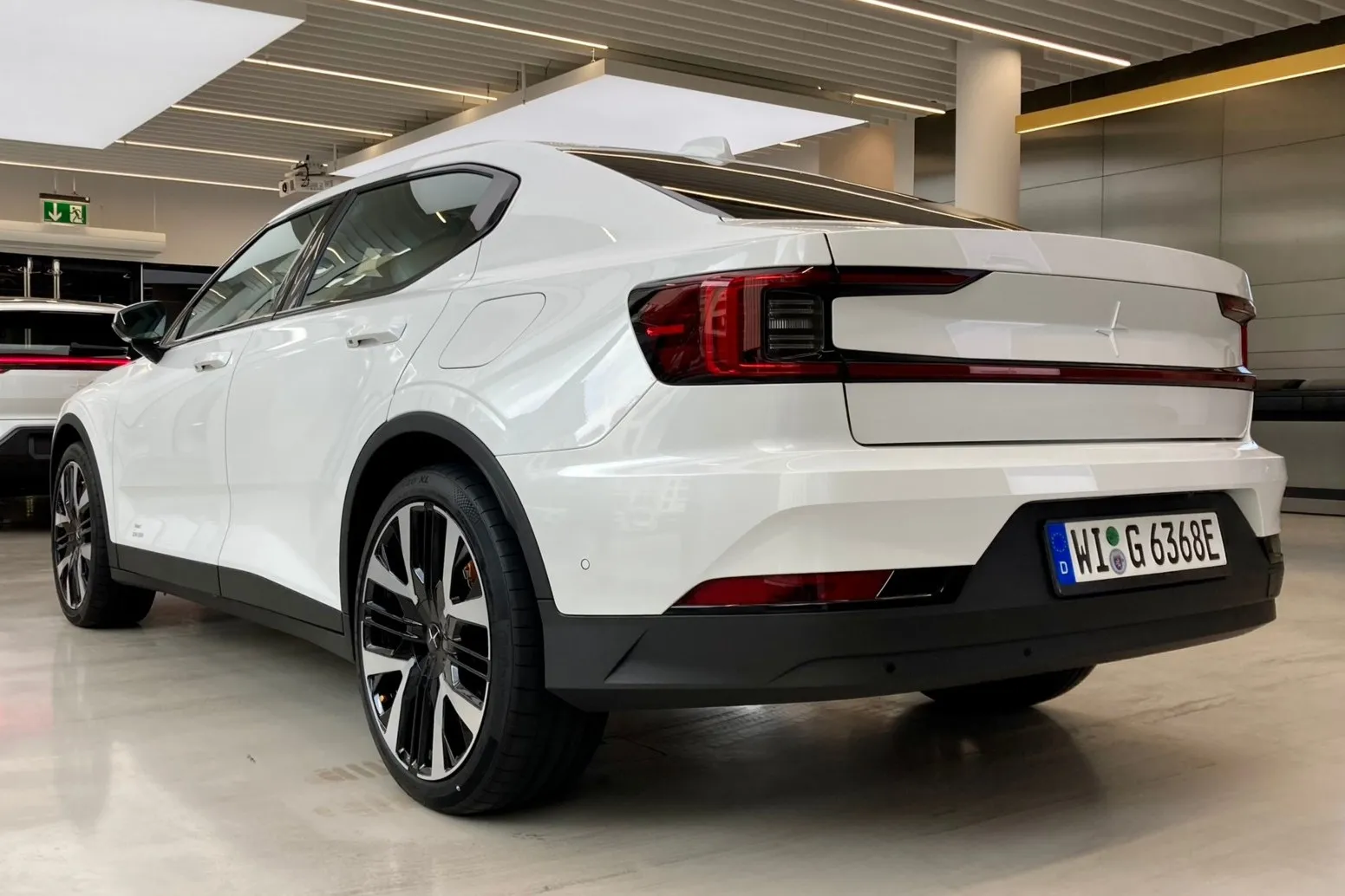 Keine Unterschiede am Heck: Die Polestar-Limousine kommt weiter mit vier Türen und großer Heckklappe.