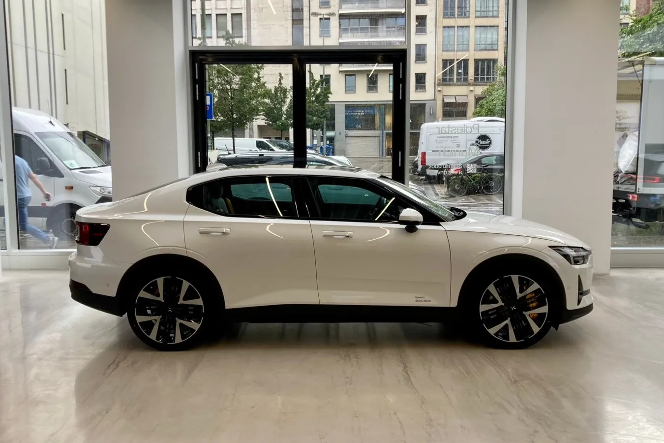 Zusätzlich zum vollverkleideten Grill gibt es für den Polestar 2 außerdem neue Felgendesigns.