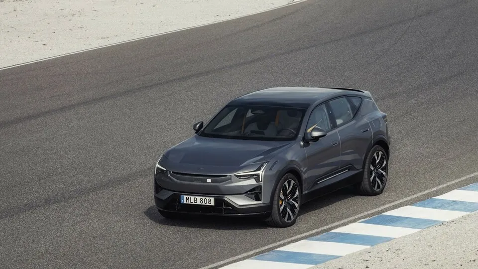 Polestar hebt den 3er für das Modelljahr 2026 technisch auf ein neues Niveau.