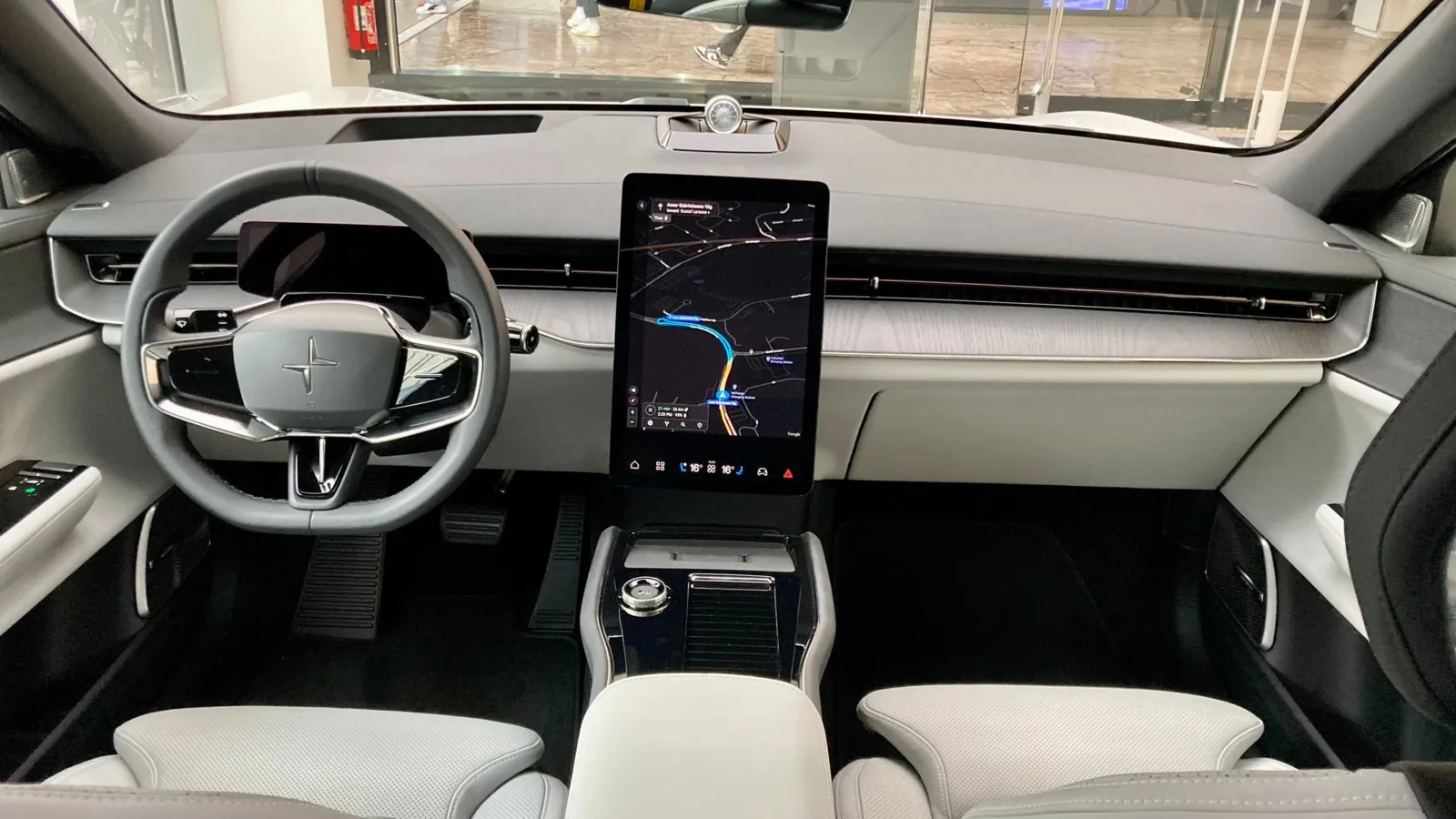 14,5 Zoll misst der Touchscreen im Polestar 3. Googles Android Automotive OS ist auch im SUV die Basis für das Infotainmentsystem.