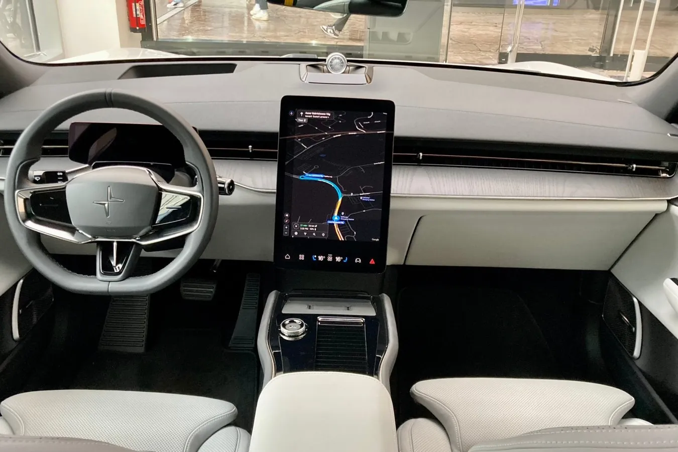 14,5 Zoll misst der Touchscreen im Polestar 3. Googles Android Automotive OS ist auch im SUV die Basis für das Infotainmentsystem.