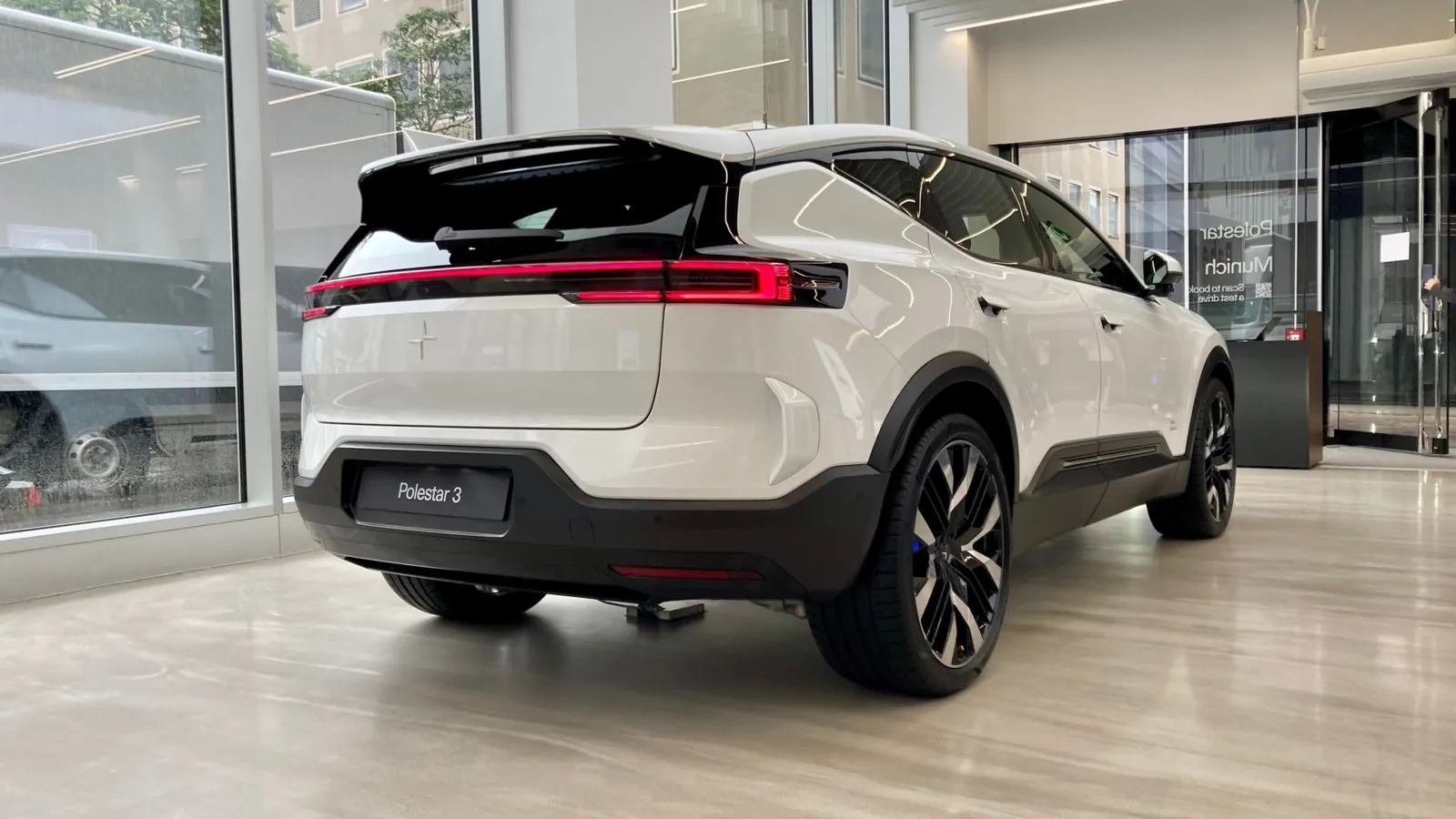 Durchgehendes Leuchtenband mit kubischen äußeren Abschlüssen – auch hier zeigt das neue Elektro-SUV Markenverwandtschaft.