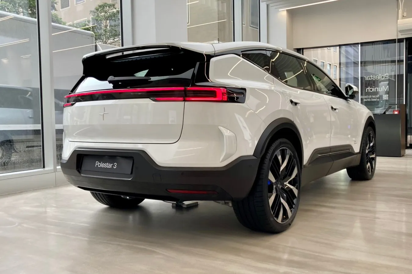 Durchgehendes Leuchtenband mit kubischen äußeren Abschlüssen – auch hier zeigt das neue Elektro-SUV Markenverwandtschaft.