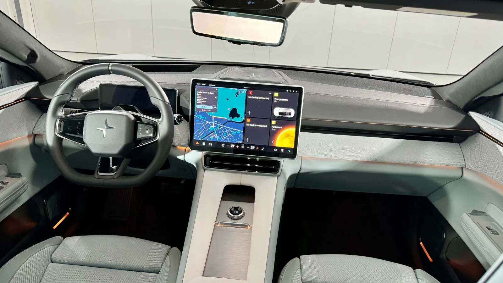 Digitales Cockpit: 10,2-Zoll-Digitalinstrumente und der 15,4-Zoll-Touchscreen sind Serie im Polestar 4.