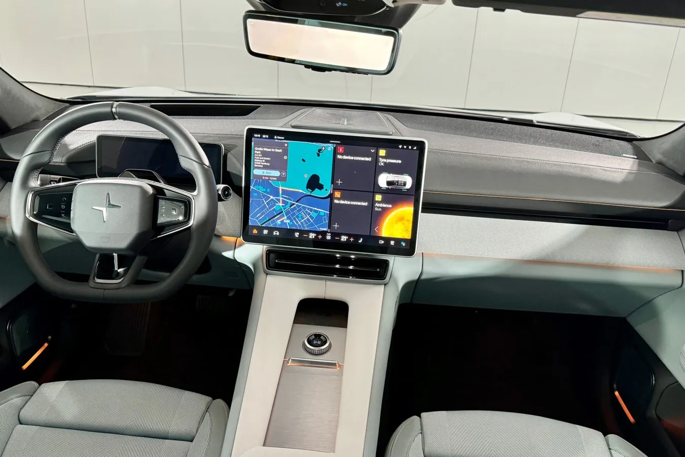 Digitales Cockpit: 10,2-Zoll-Digitalinstrumente und der 15,4-Zoll-Touchscreen sind Serie im Polestar 4.