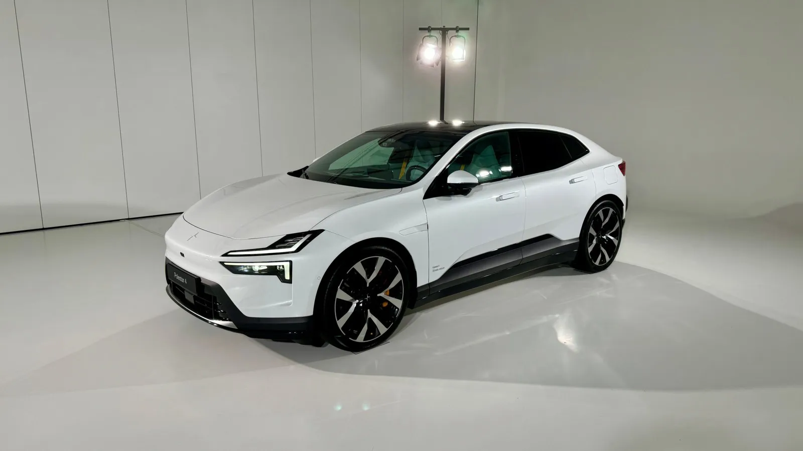 Neues Stilelement bei Polestar: die zweigeteilten Scheinwerfer.