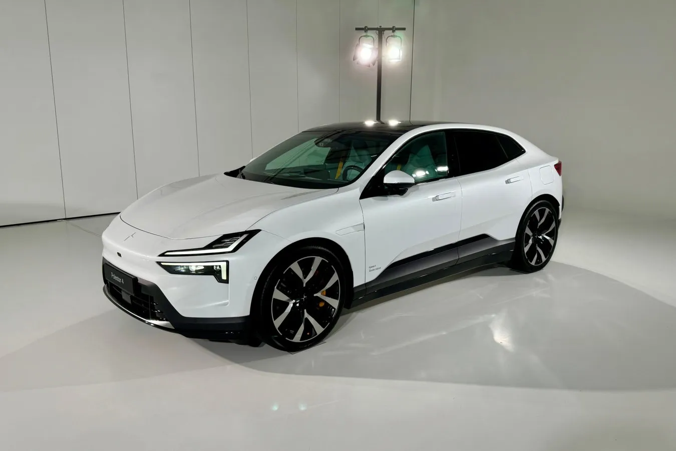 Neues Stilelement bei Polestar: die zweigeteilten Scheinwerfer.