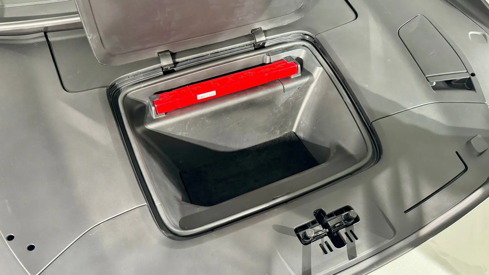 15-Liter-Frunk unter der Fronthaube des Polestar 4.