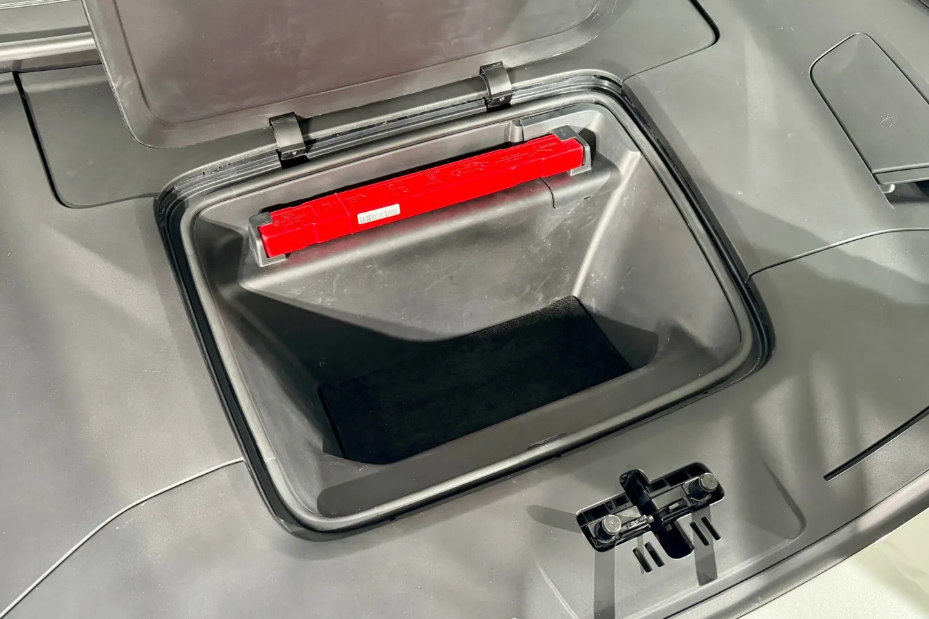 15-Liter-Frunk unter der Fronthaube des Polestar 4.