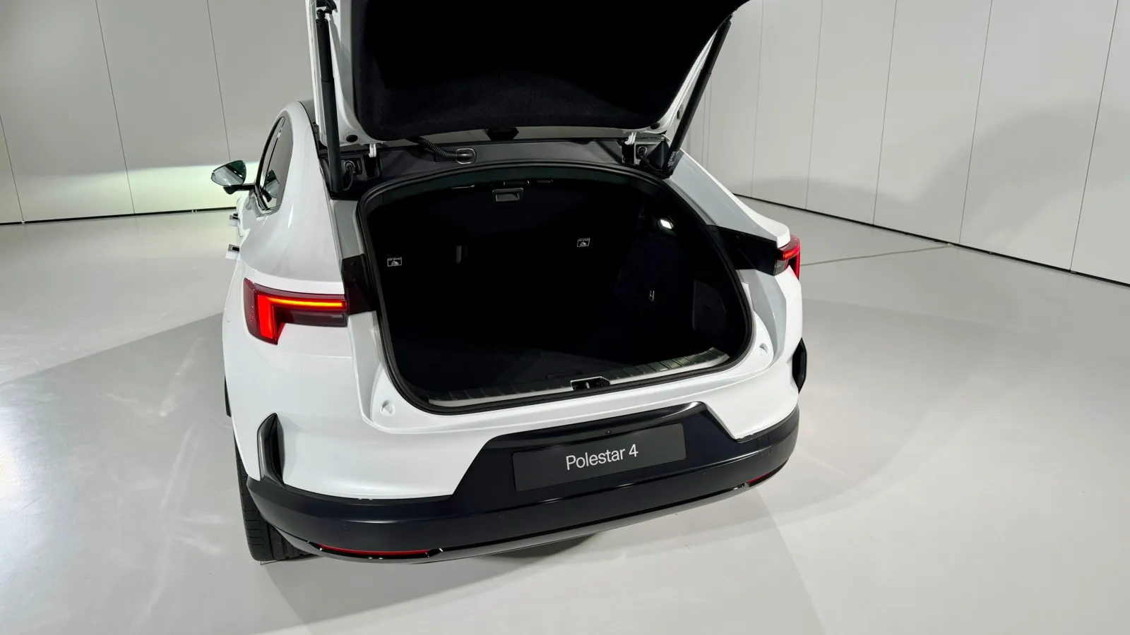 Dafür ist der Kofferraumdeckel des SUV-Coupés so weit hochgezogen, dass er praktisch eine Heckklappe ist.
