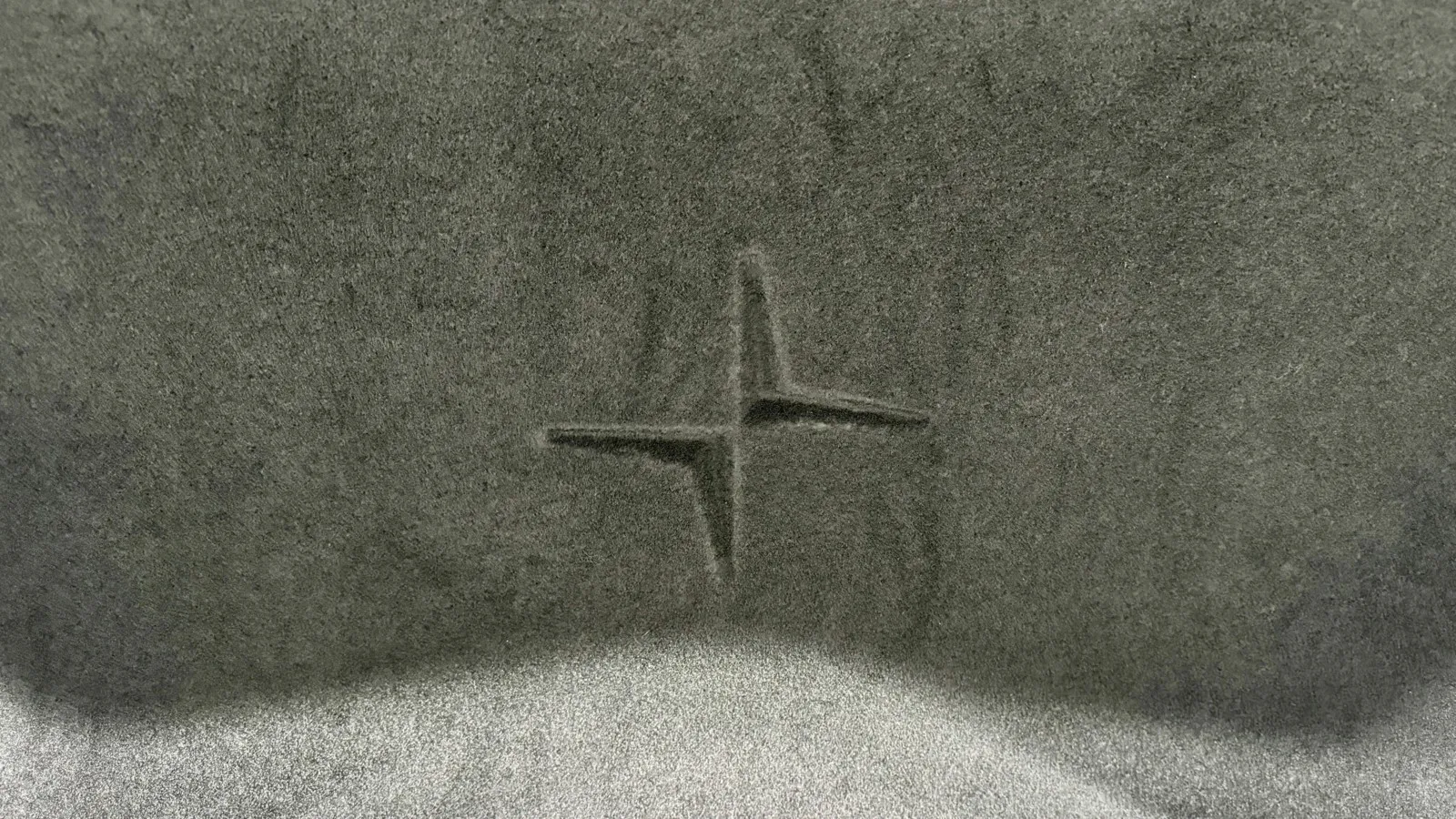 Das Polestar-Logo zeigt sich auch in der Innenverkleidung des Kofferraumdeckels.