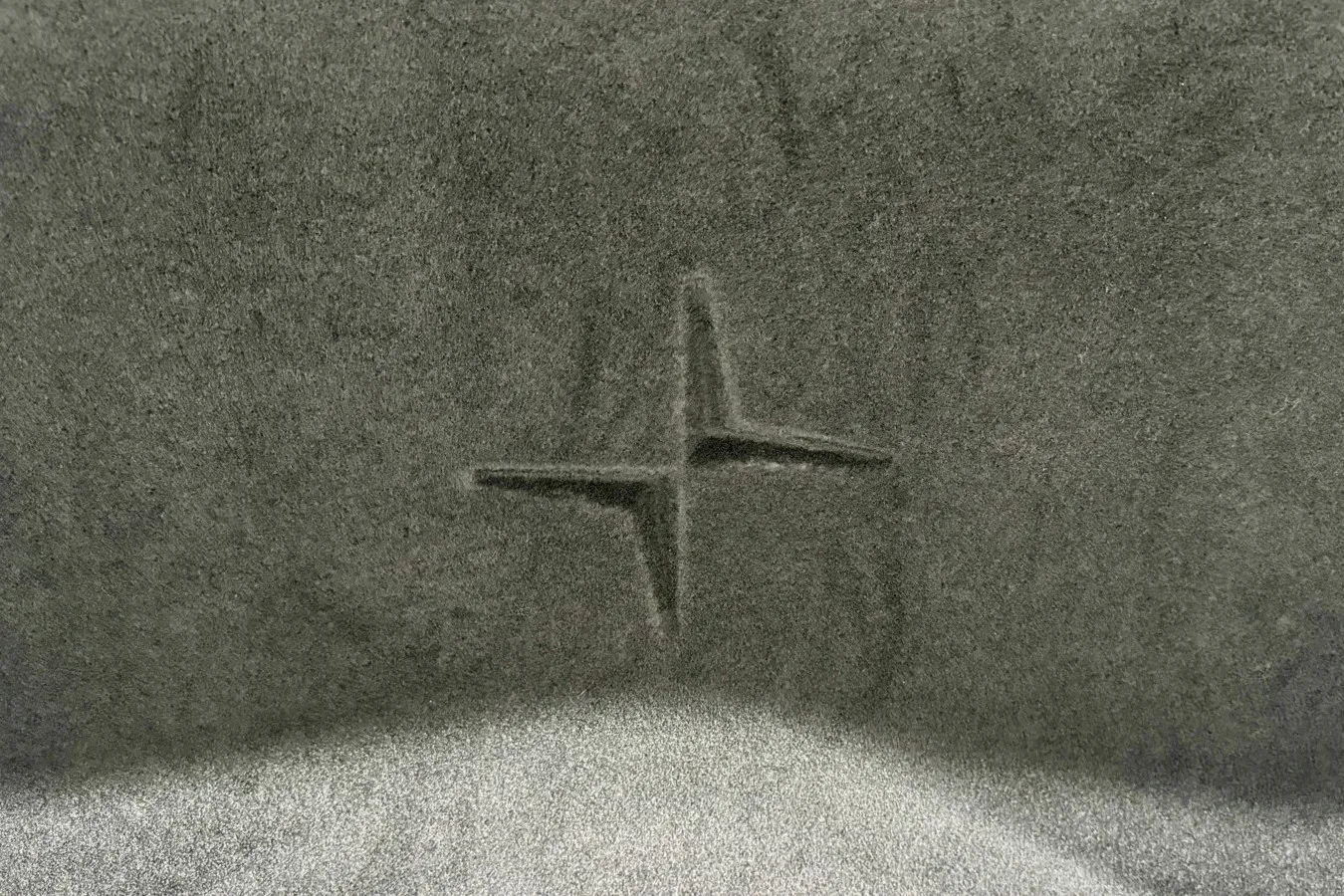 Das Polestar-Logo zeigt sich auch in der Innenverkleidung des Kofferraumdeckels.