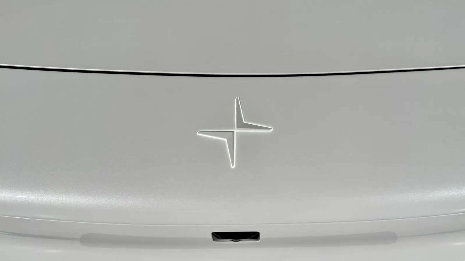 Außen wird das Logo am neuen SUV-Coupé beleuchtet.