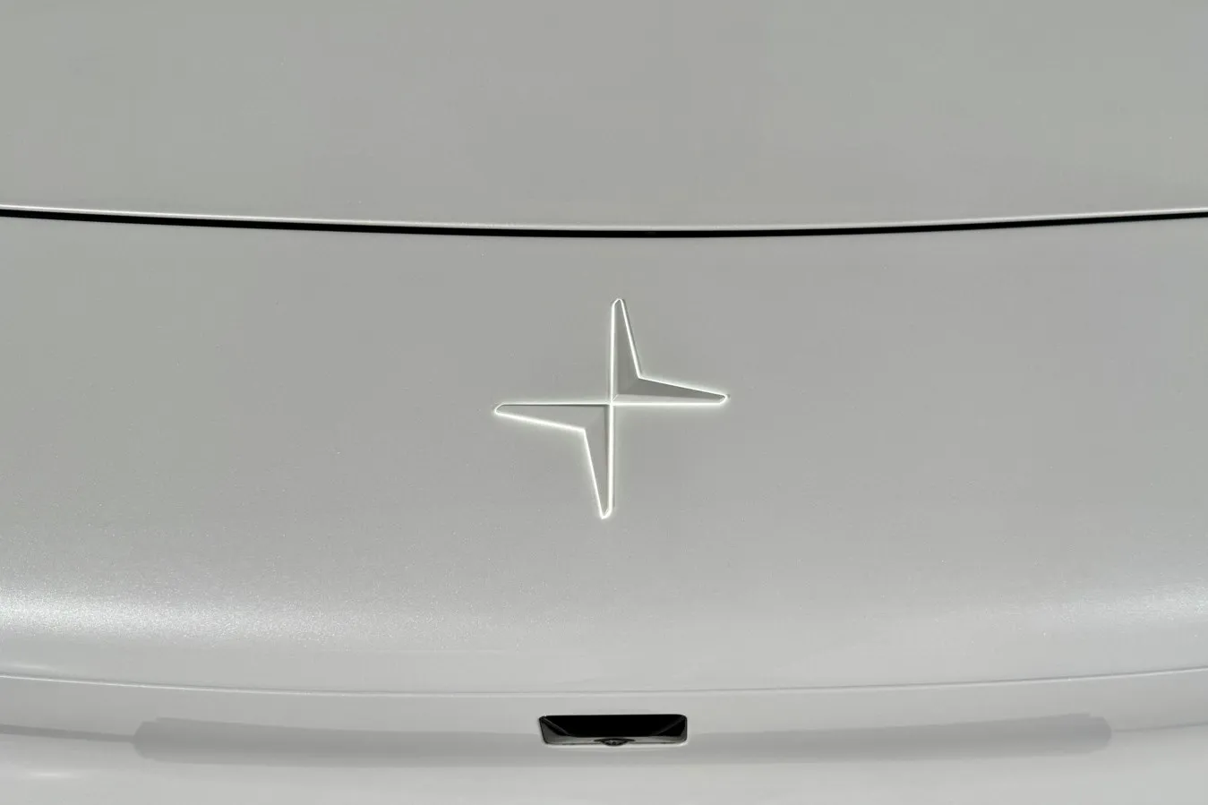 Außen wird das Logo am neuen SUV-Coupé beleuchtet.