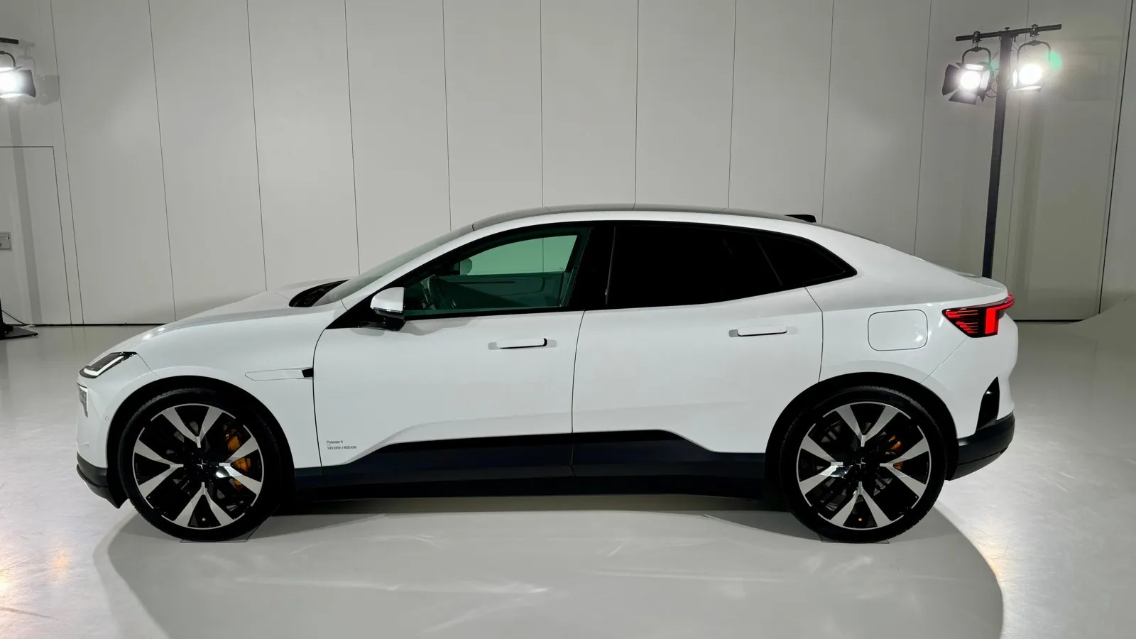 Coupé-Linien zieren den Polestar 4 auch an der Seitenansicht.