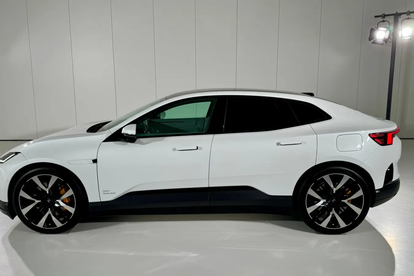 Coupé-Linien zieren den Polestar 4 auch an der Seitenansicht.