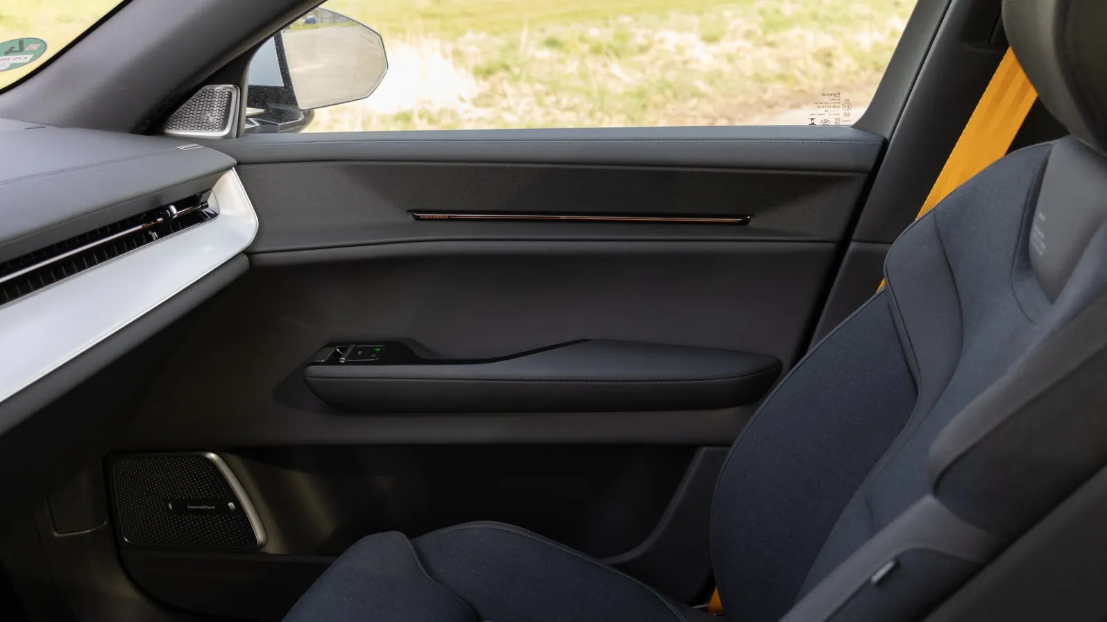 Der Innenraum des Polestar 3 ist vornehmlich in dunkler Farbe gehalten.