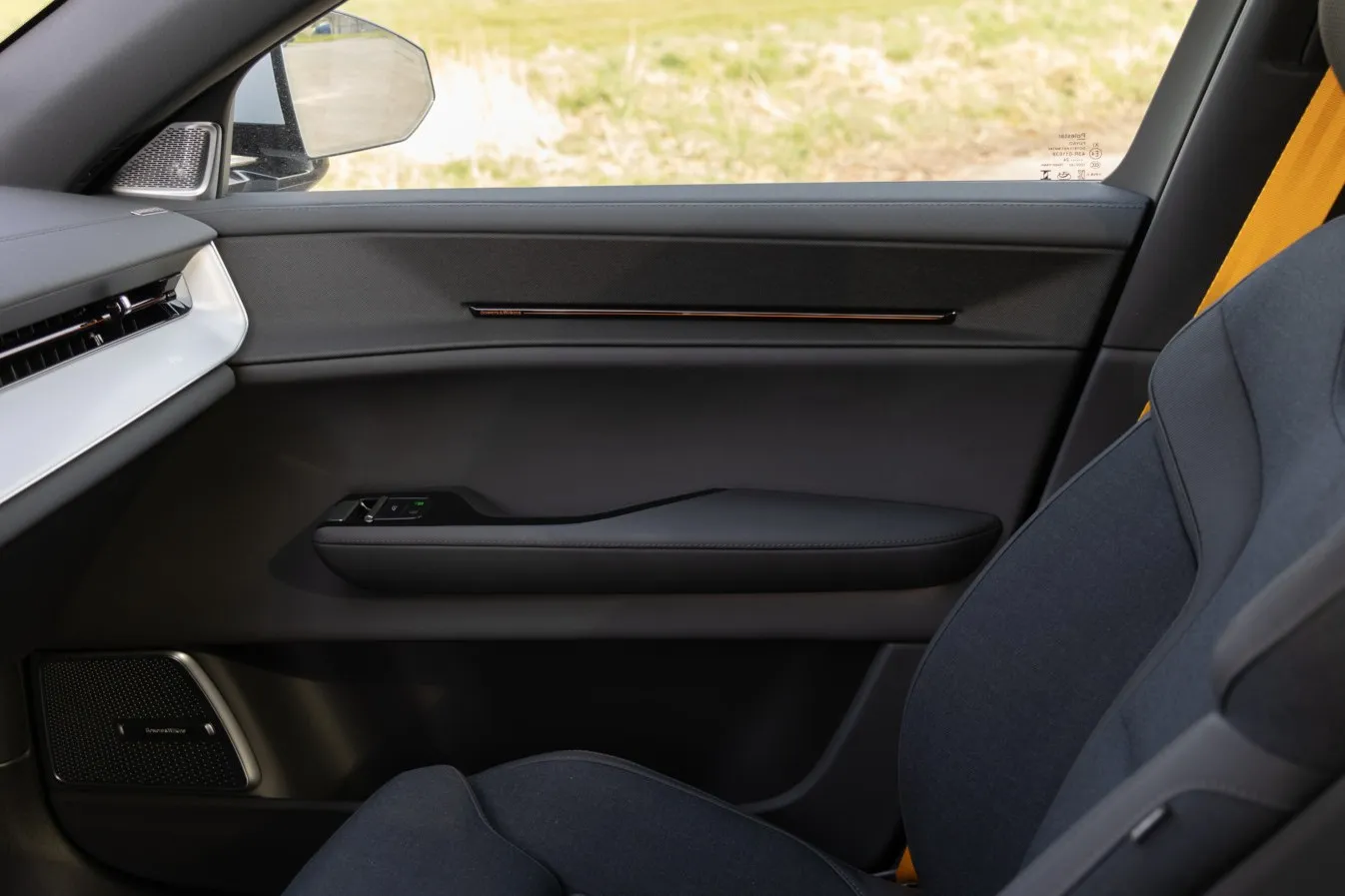 Der Innenraum des Polestar 3 ist vornehmlich in dunkler Farbe gehalten.