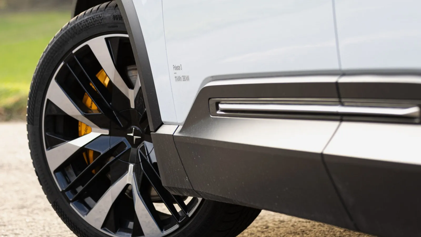 Polestar-Felgen: Geschmiedete Leichtmetallräder, 3-Achs-gefräst und mit schwarz glänzendem Finish.