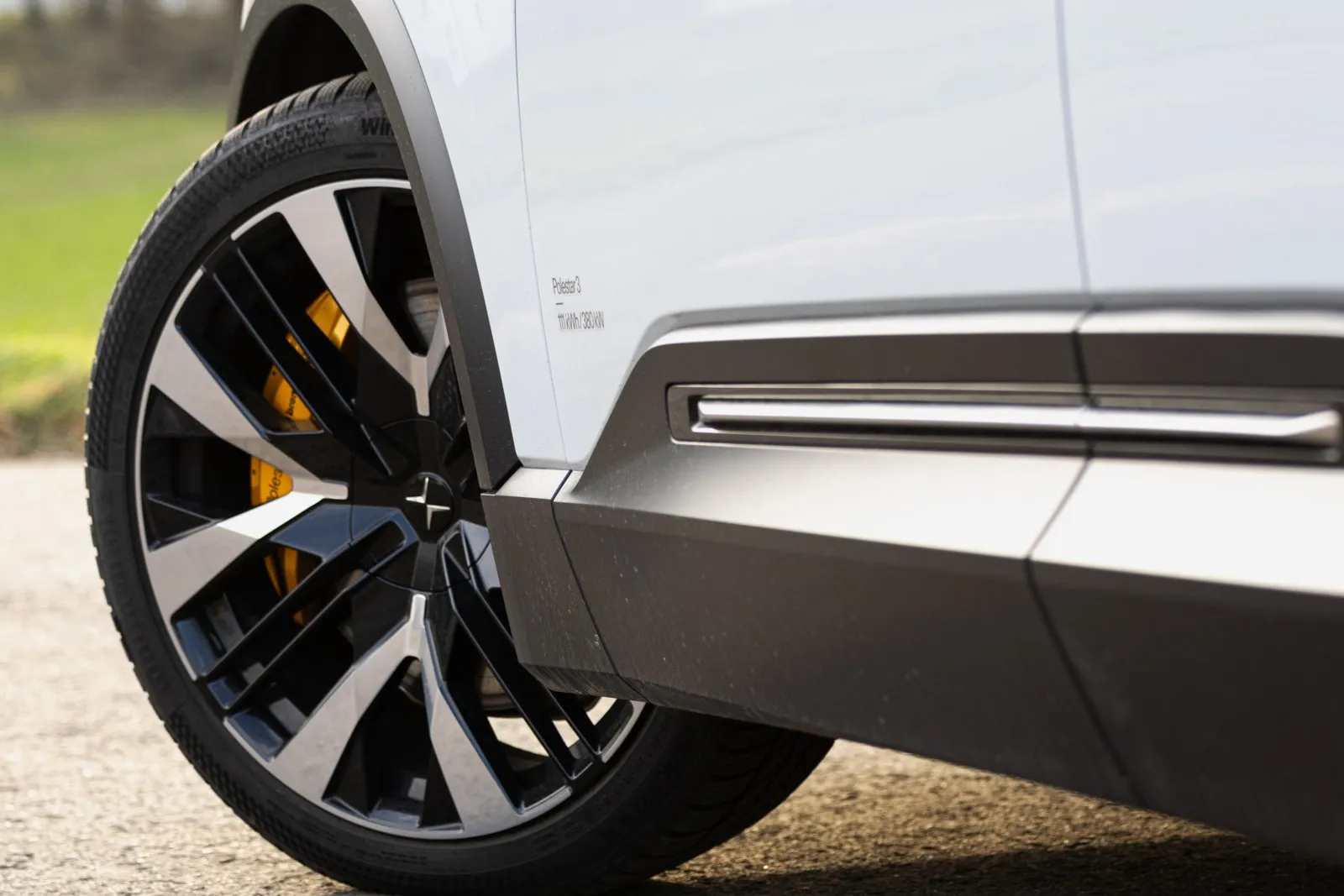 Polestar-Felgen: Geschmiedete Leichtmetallräder, 3-Achs-gefräst und mit schwarz glänzendem Finish.