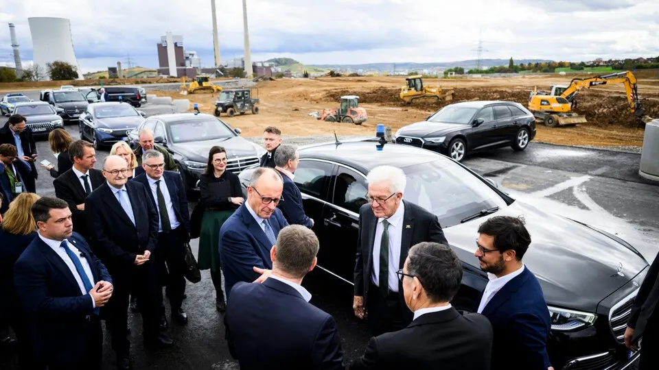 Zu viele Verbrenner, zu wenig Elektro: So schneiden die Dienstwagen von Bund und Ländern im Vergleich ab.