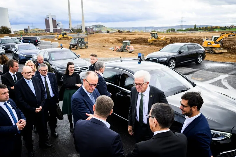 Zu viele Verbrenner, zu wenig Elektro: So schneiden die Dienstwagen von Bund und Ländern im Vergleich ab.