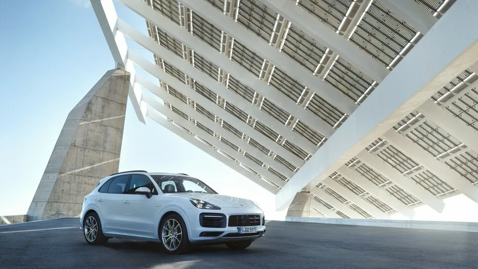 Der Porsche Cayenne E-Hybrid 3.0 führt das Ranking unserer Restwerttabelle an.