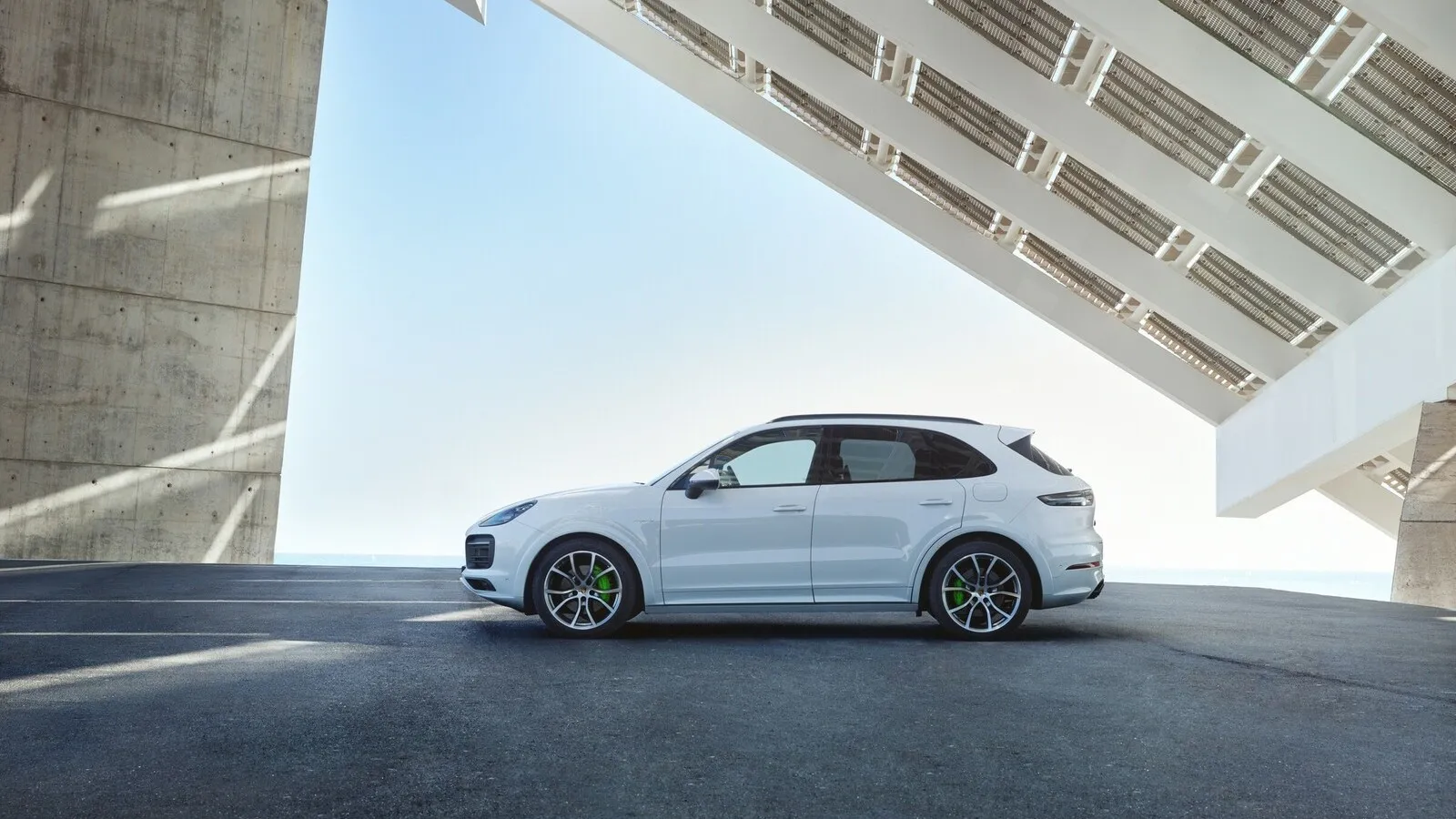 … beim konventionellen Cayenne E-Hybrid Tipstronic S liegen sie mit rund 6.700 sogar noch etwas darüber. Macht die Plätze acht und neun für die Stuttgarter.