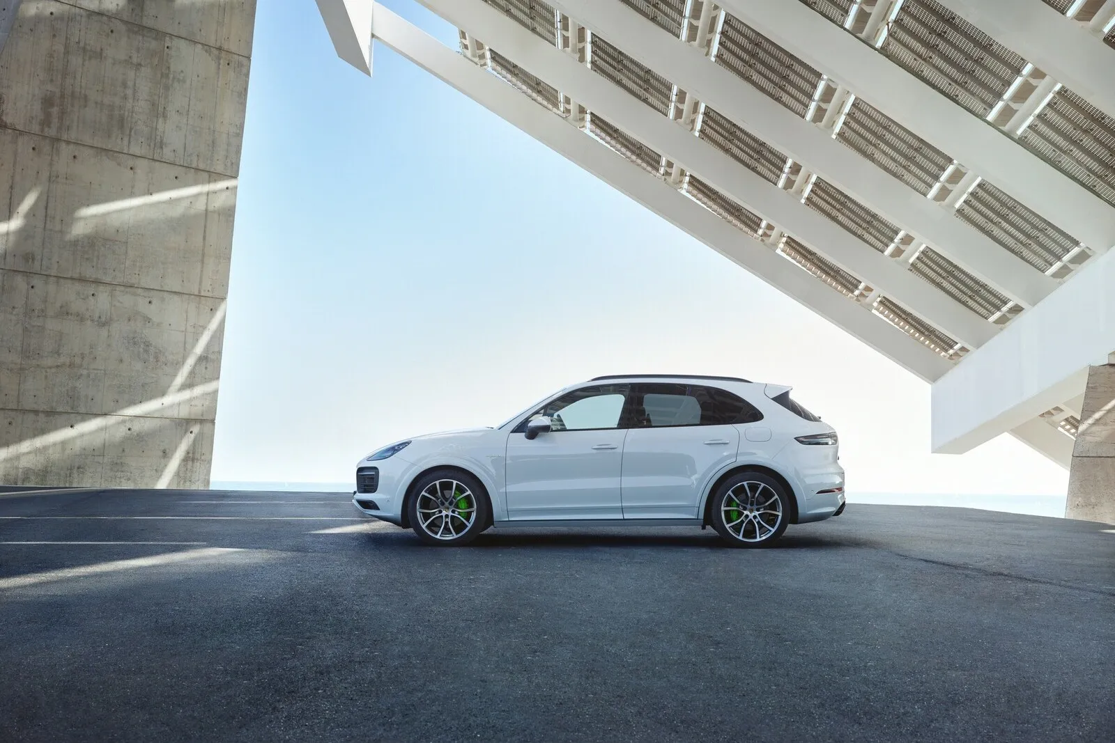… beim konventionellen Cayenne E-Hybrid Tipstronic S liegen sie mit rund 6.700 sogar noch etwas darüber. Macht die Plätze acht und neun für die Stuttgarter.