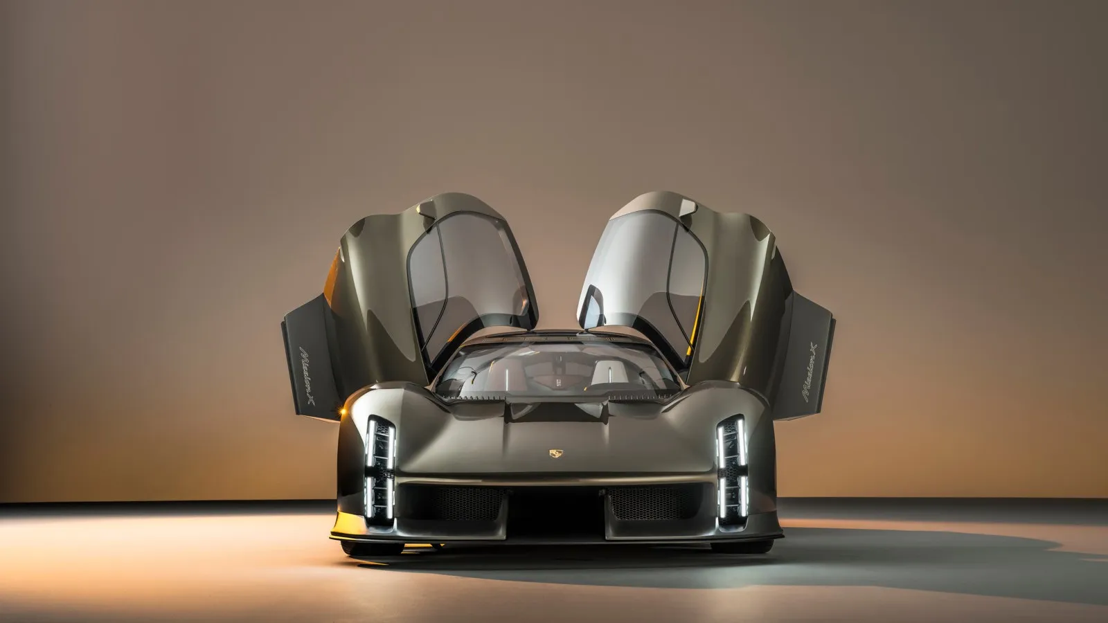 Wenn nicht hier auf der IAA Mobility 2023, wo dann? Porsches Mission X ist die spektakuläre Neuinterpretation eines Hypercars mit nach vorne oben öffnenden Le-Mans-Türen.