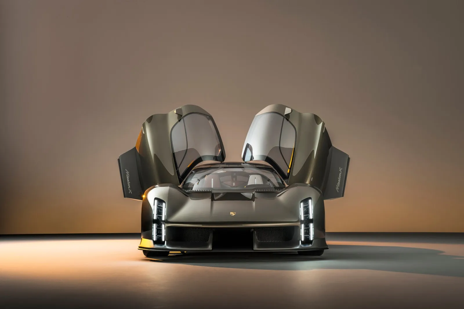 Wenn nicht hier auf der IAA Mobility 2023, wo dann? Porsches Mission X ist die spektakuläre Neuinterpretation eines Hypercars mit nach vorne oben öffnenden Le-Mans-Türen.